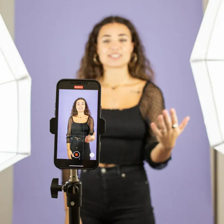 Lee más sobre el artículo Qué es y Cómo Iniciar como UGC: La Guía Definitiva para Emprendedores